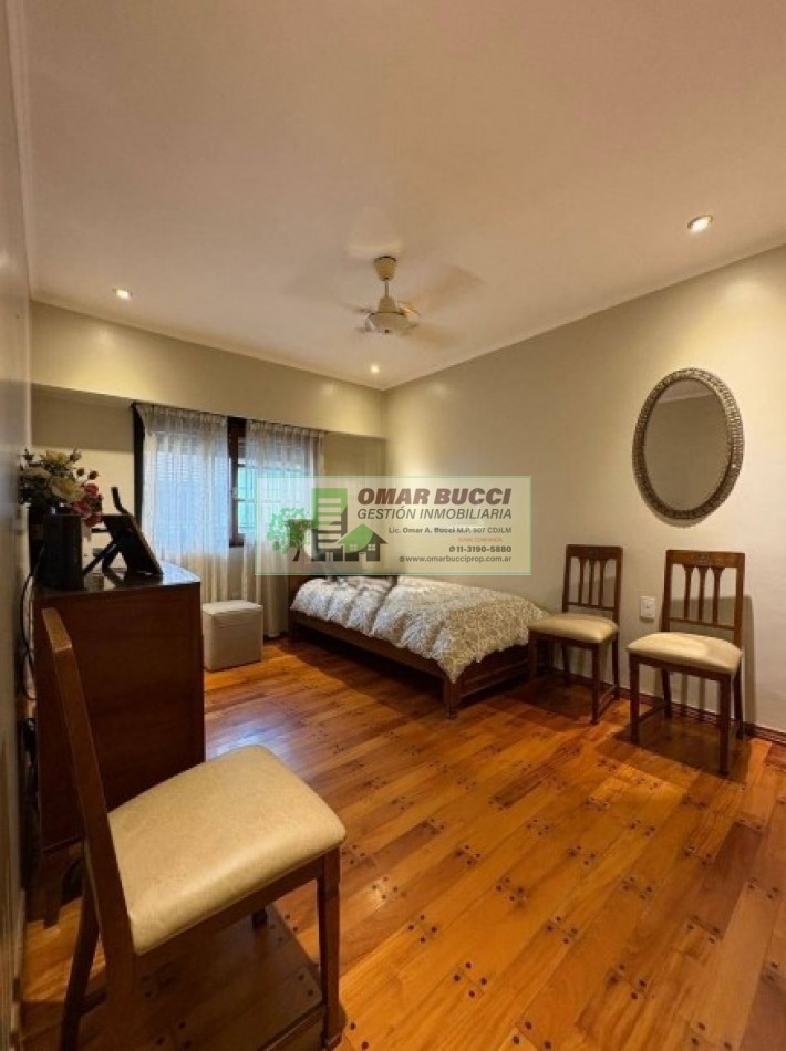 Casa de 7 ambientes con cochera para dos autos, patio, pileta y quincho P/50 personas.