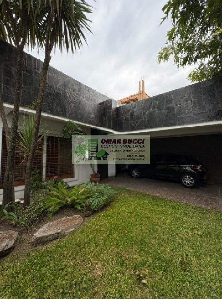 Casa de 7 ambientes con cochera para dos autos, patio, pileta y quincho P/50 personas.