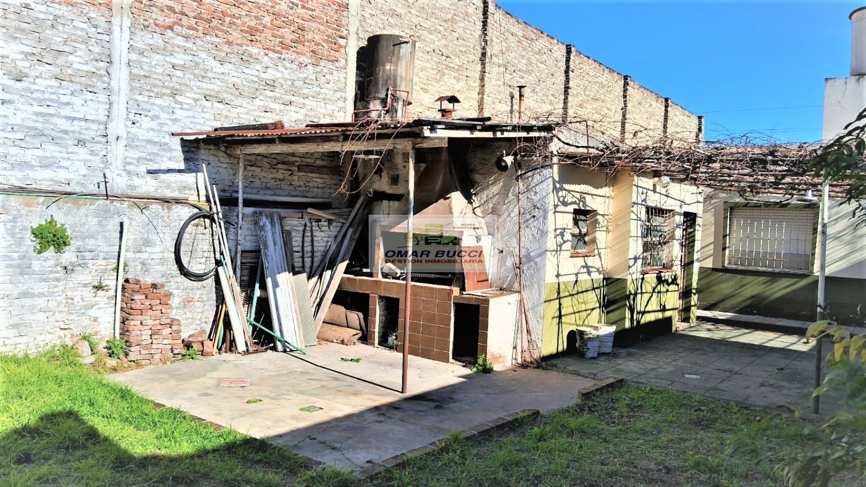 Casa de tres ambientes sobre lote propio en villa luzuriaga