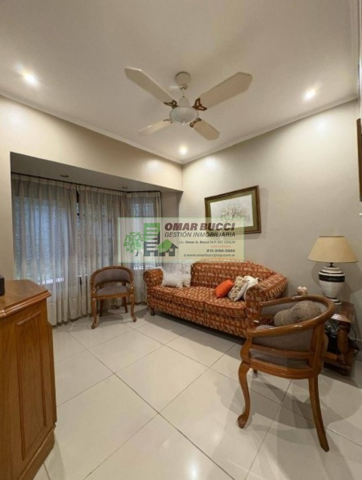 Casa de 7 ambientes con cochera para dos autos, patio, pileta y quincho P/50 personas.