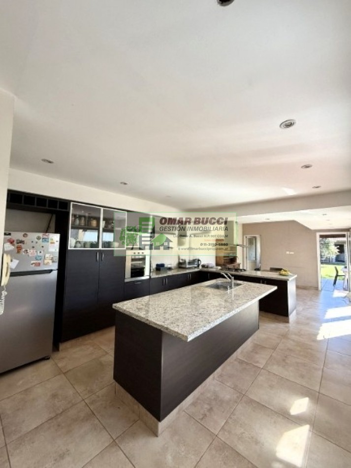 CASA 5 AMBIENTES CON COCHERA EN HAEDO, EXCELENTE ZONA!