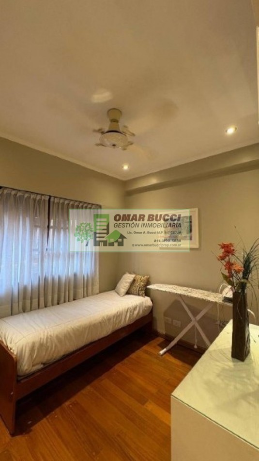 Casa de 7 ambientes con cochera para dos autos, patio, pileta y quincho P/50 personas.