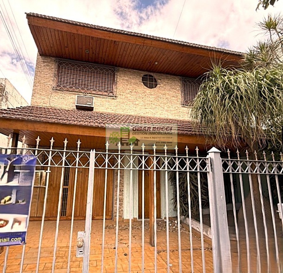 Casa de 4 dormitorios, cochera, jardin, parrilla y un quincho en Ramos Mejia