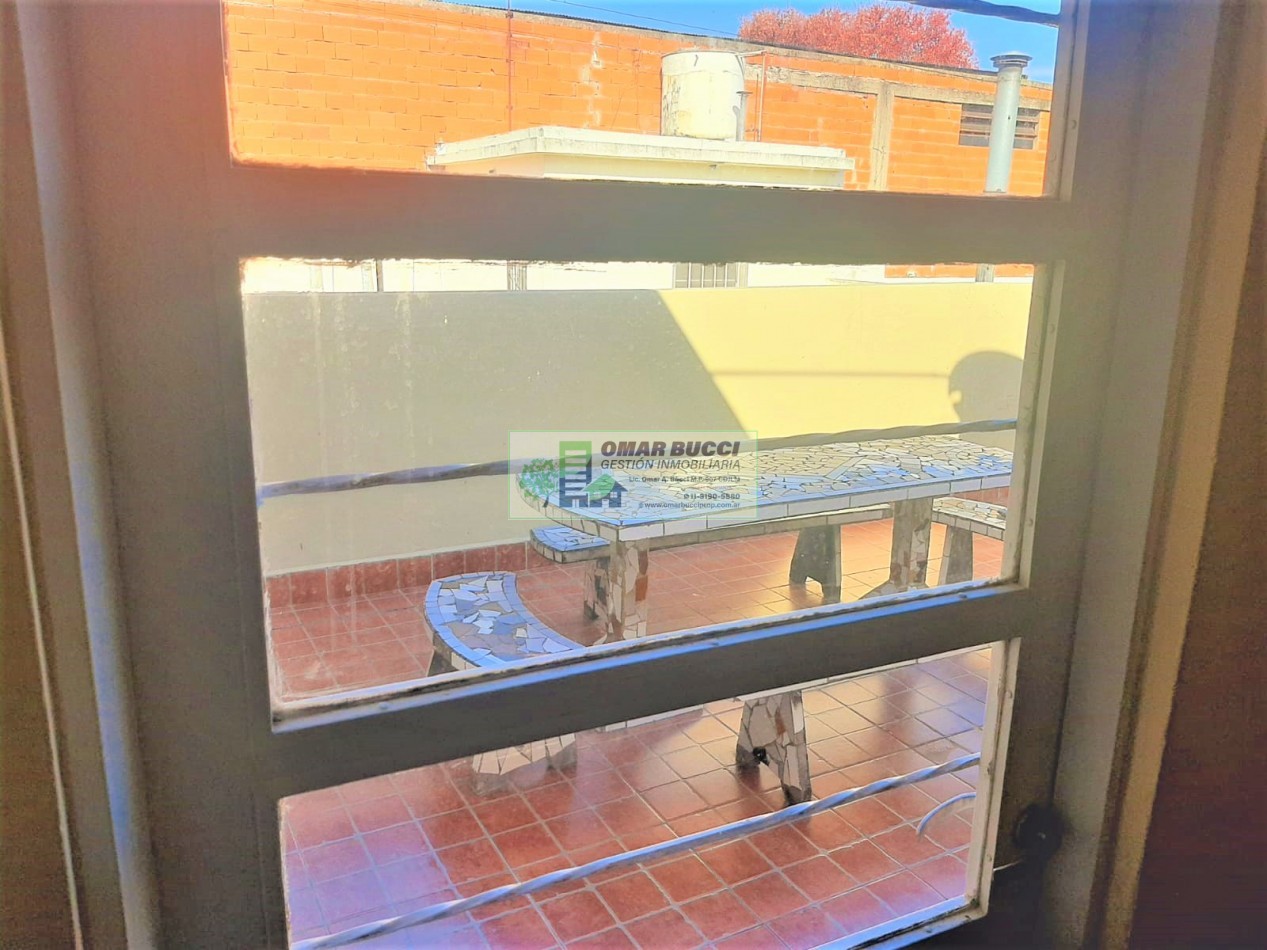 CASA de 4 AMBIENTES, MAS DOS LOCALES, MAS LOTE, EN VILLA LUZURIAGA