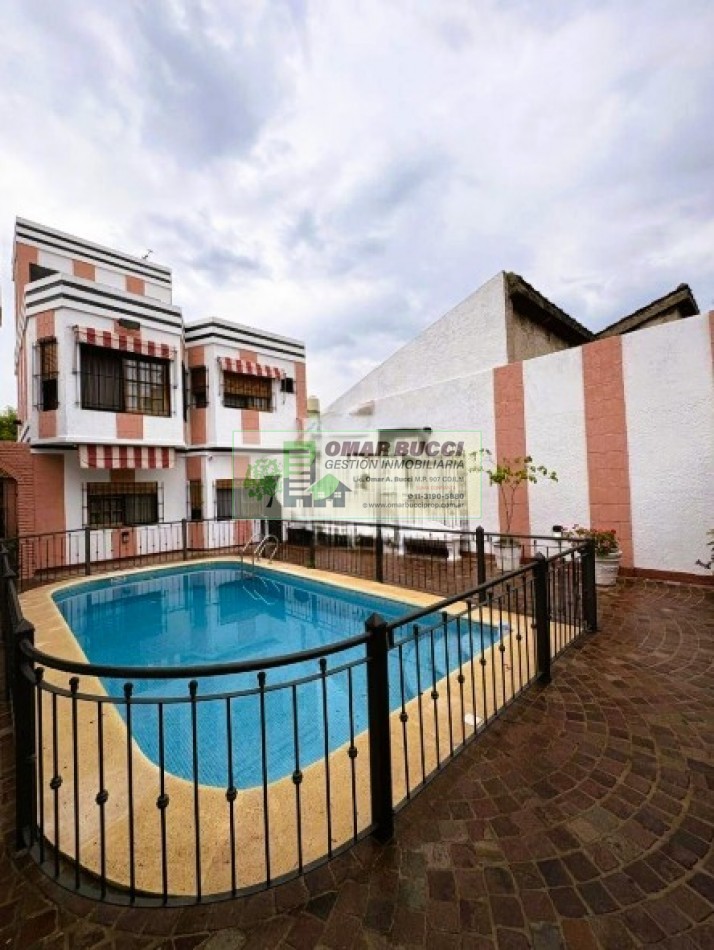 Casa de 7 ambientes con cochera para dos autos, patio, pileta y quincho P/50 personas.