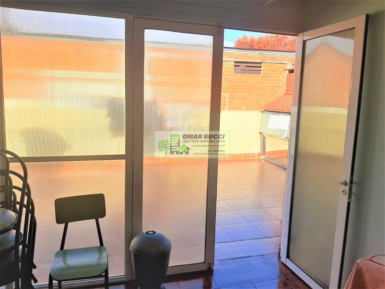 CASA de 4 AMBIENTES, MAS DOS LOCALES, MAS LOTE, EN VILLA LUZURIAGA