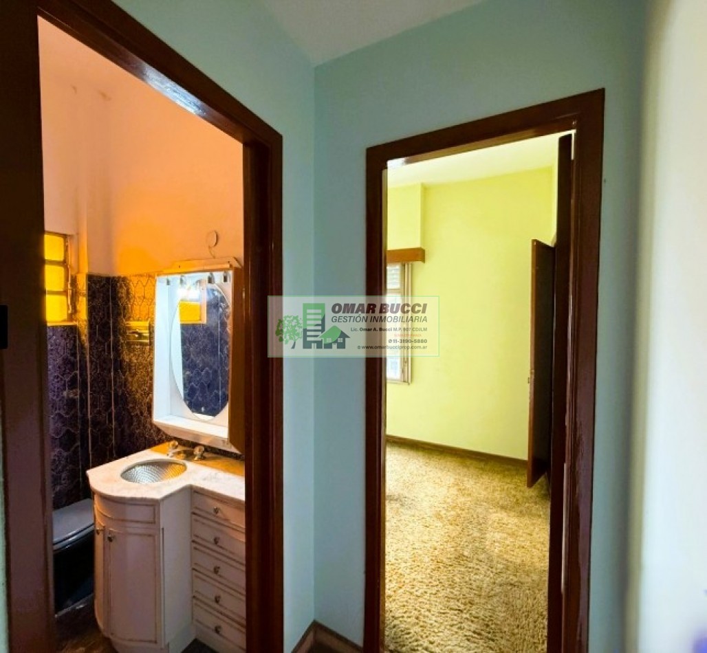 Casa de 4 dormitorios, cochera, jardin, parrilla y un quincho en Ramos Mejia