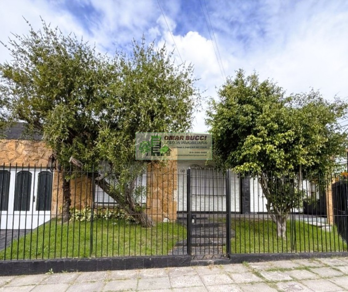 Casa de 4 ambientes con cochera y fondo libre en Ramos Mejia