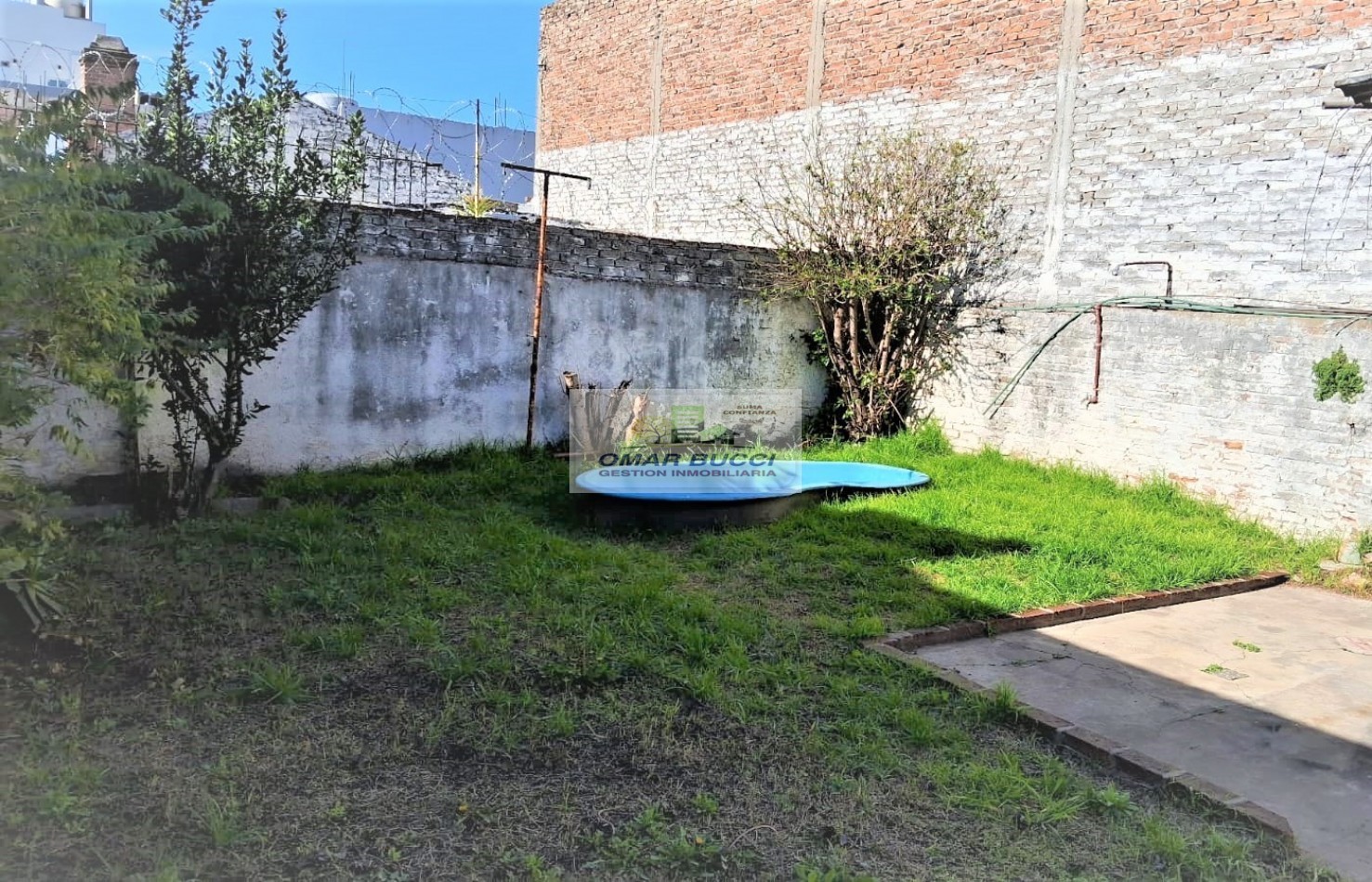 Casa en linda zona de Villa Luzuriaga, de tres ambientes sobre lote propio.