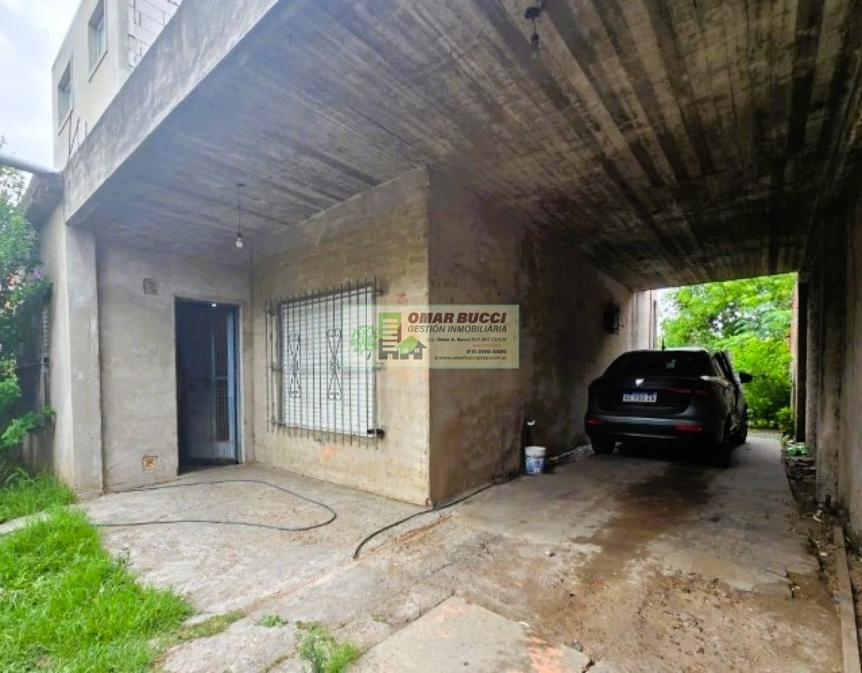 Casa con doble cochera y mucho potencial en Isidro Casanova