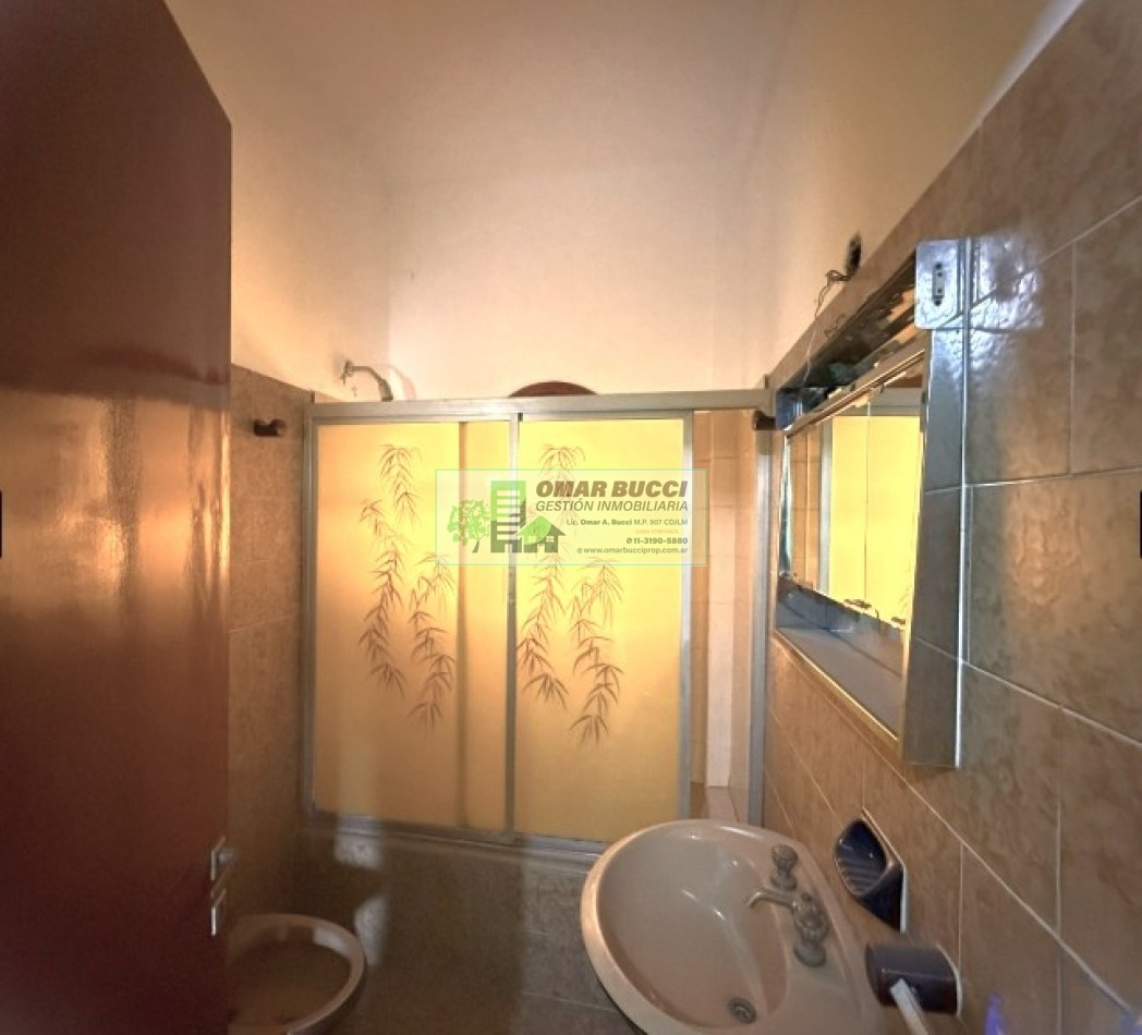 Casa de 4 dormitorios, cochera, jardin, parrilla y un quincho en Ramos Mejia