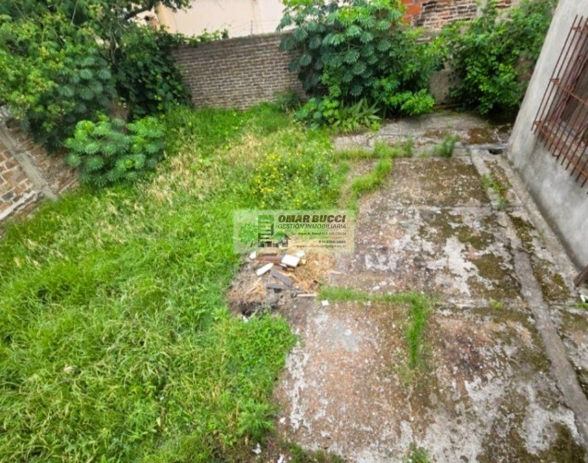 Casa con doble cochera y mucho potencial en Isidro Casanova