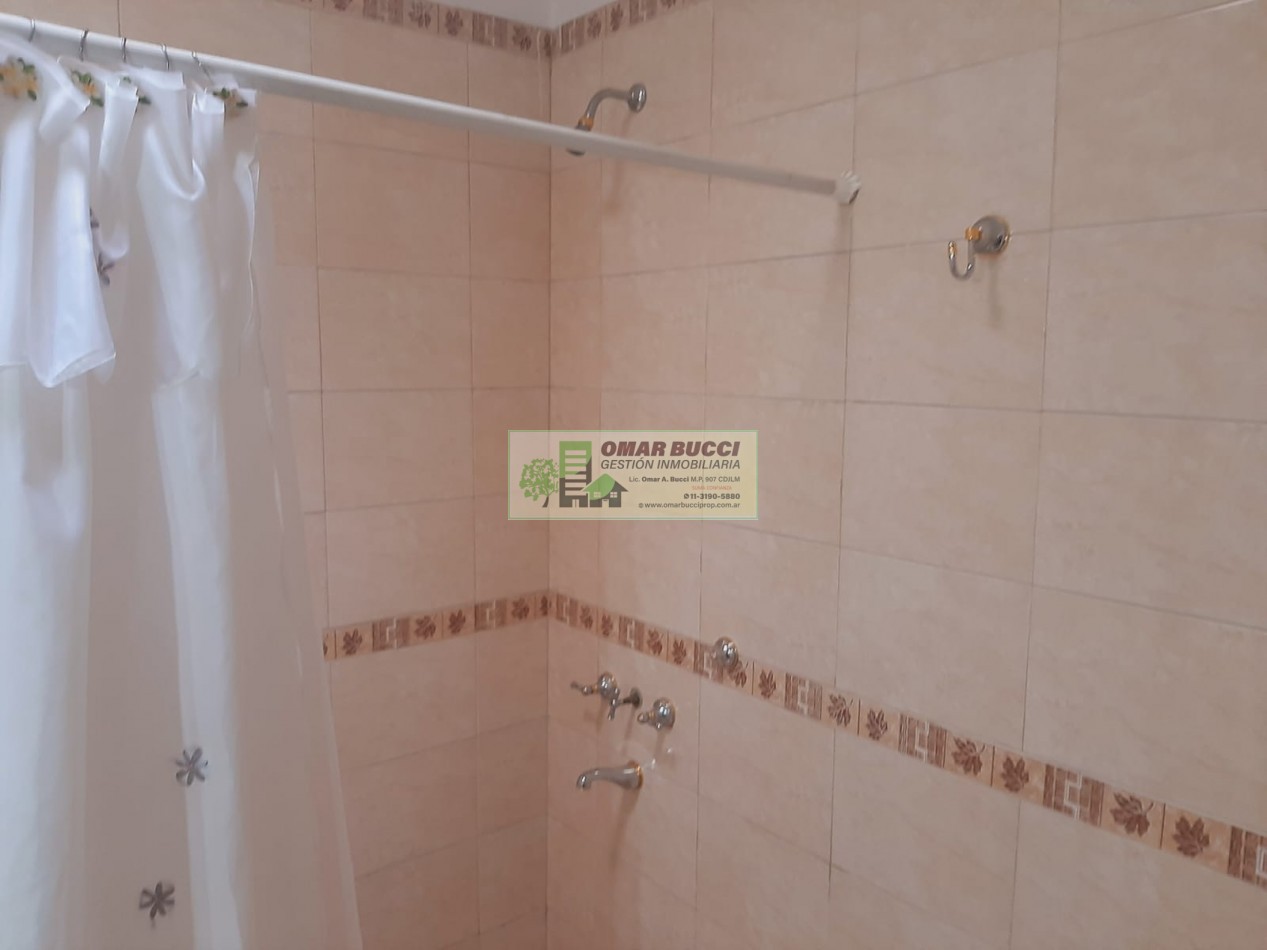 CASA de 4 AMBIENTES, MAS DOS LOCALES, MAS LOTE, EN VILLA LUZURIAGA