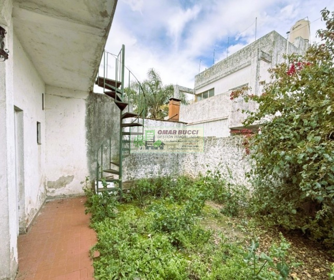 Casa de 4 ambientes con cochera y fondo libre en Ramos Mejia