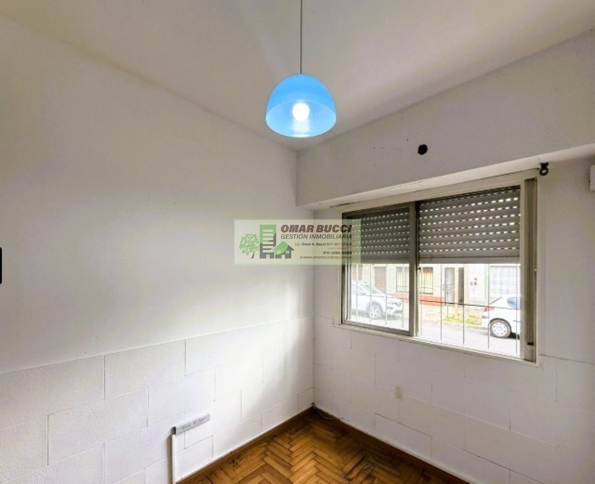 Casa de 4 ambientes con cochera y fondo libre en Ramos Mejia