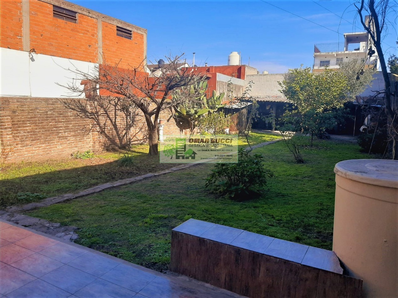 CASA de 4 AMBIENTES, MAS DOS LOCALES, MAS LOTE, EN VILLA LUZURIAGA