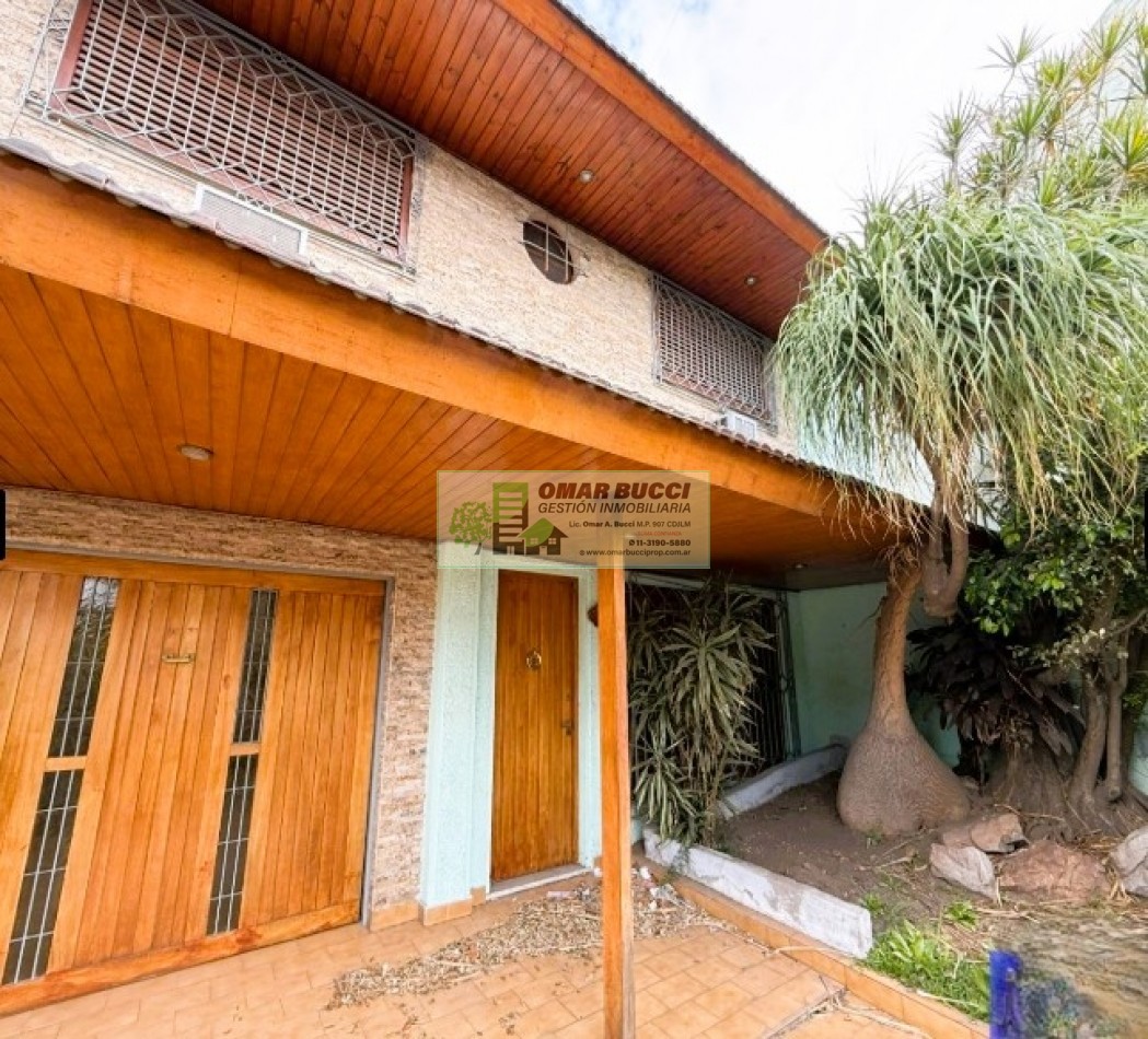 Casa de 4 dormitorios, cochera, jardin, parrilla y un quincho en Ramos Mejia