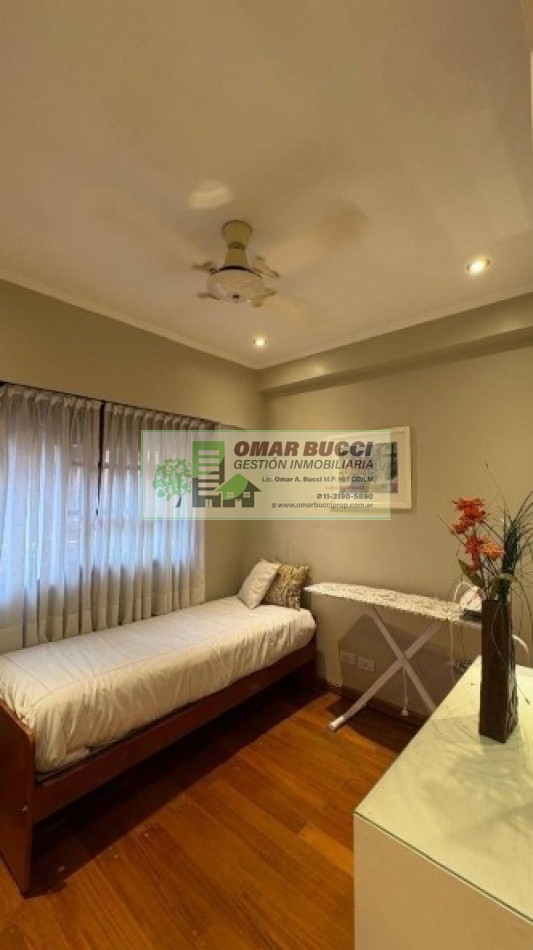 Casa de 7 ambientes con cochera para dos autos, patio, pileta y quincho P/50 personas.