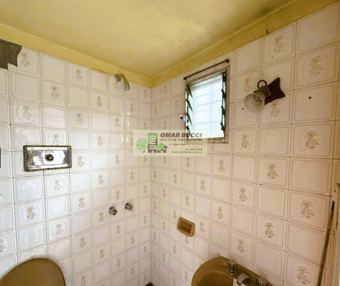 Casa de 4 ambientes con cochera y fondo libre en Ramos Mejia