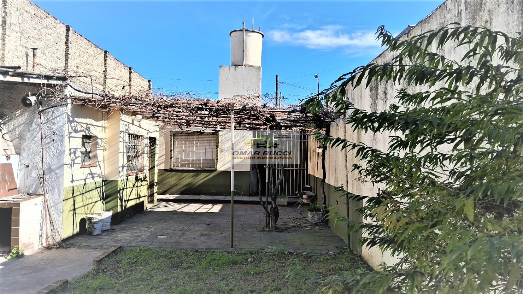 Casa en linda zona de Villa Luzuriaga, de tres ambientes sobre lote propio.