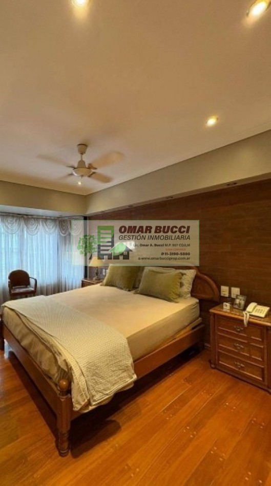 Casa de 7 ambientes con cochera para dos autos, patio, pileta y quincho P/50 personas.