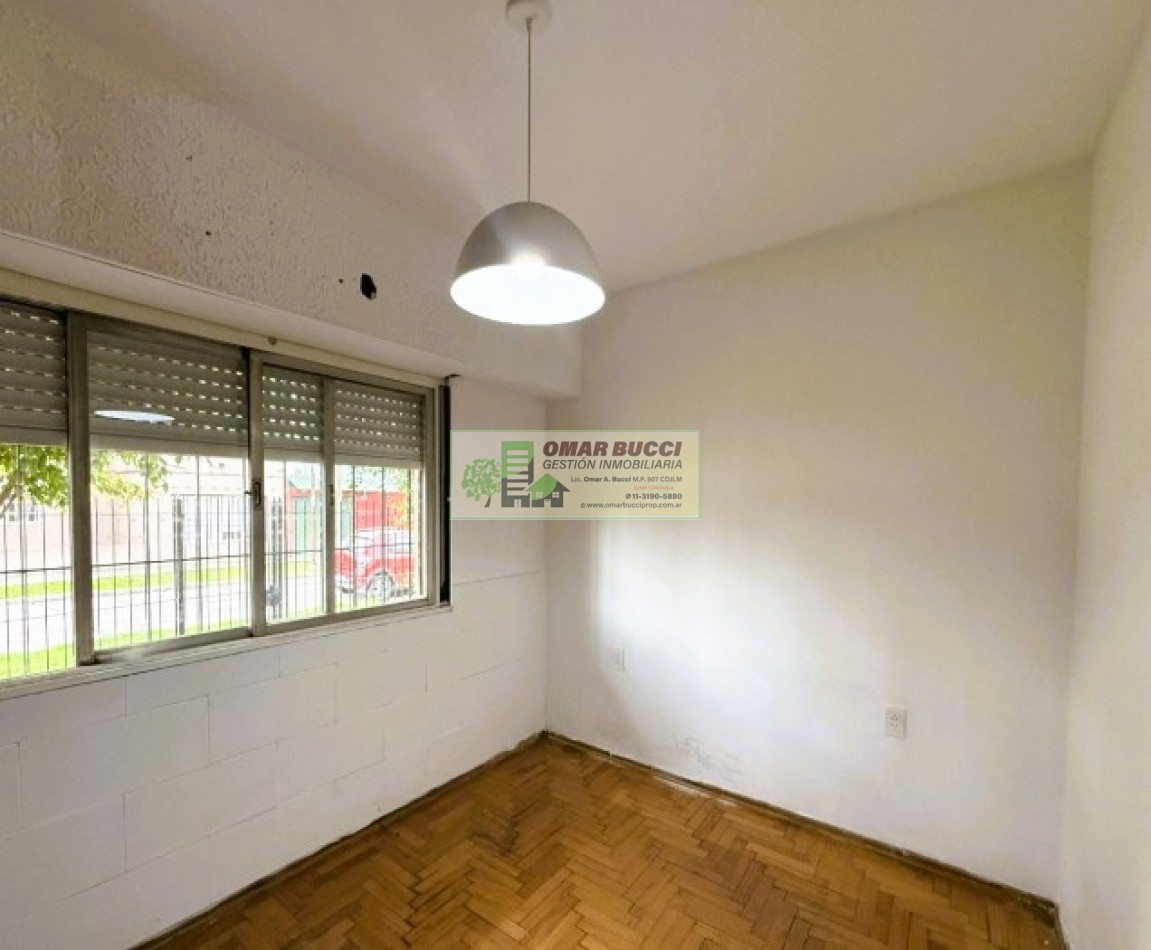 Casa de 4 ambientes con cochera y fondo libre en Ramos Mejia