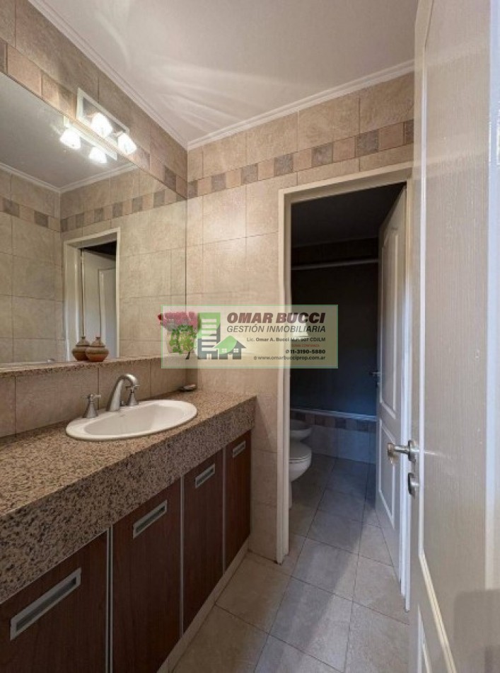 Casa de 7 ambientes con cochera para dos autos, patio, pileta y quincho P/50 personas.