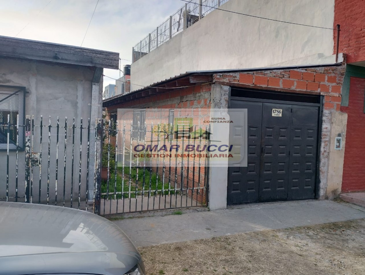 Casa sobre lote propio a restaurar parcialmente en Isidro casanova