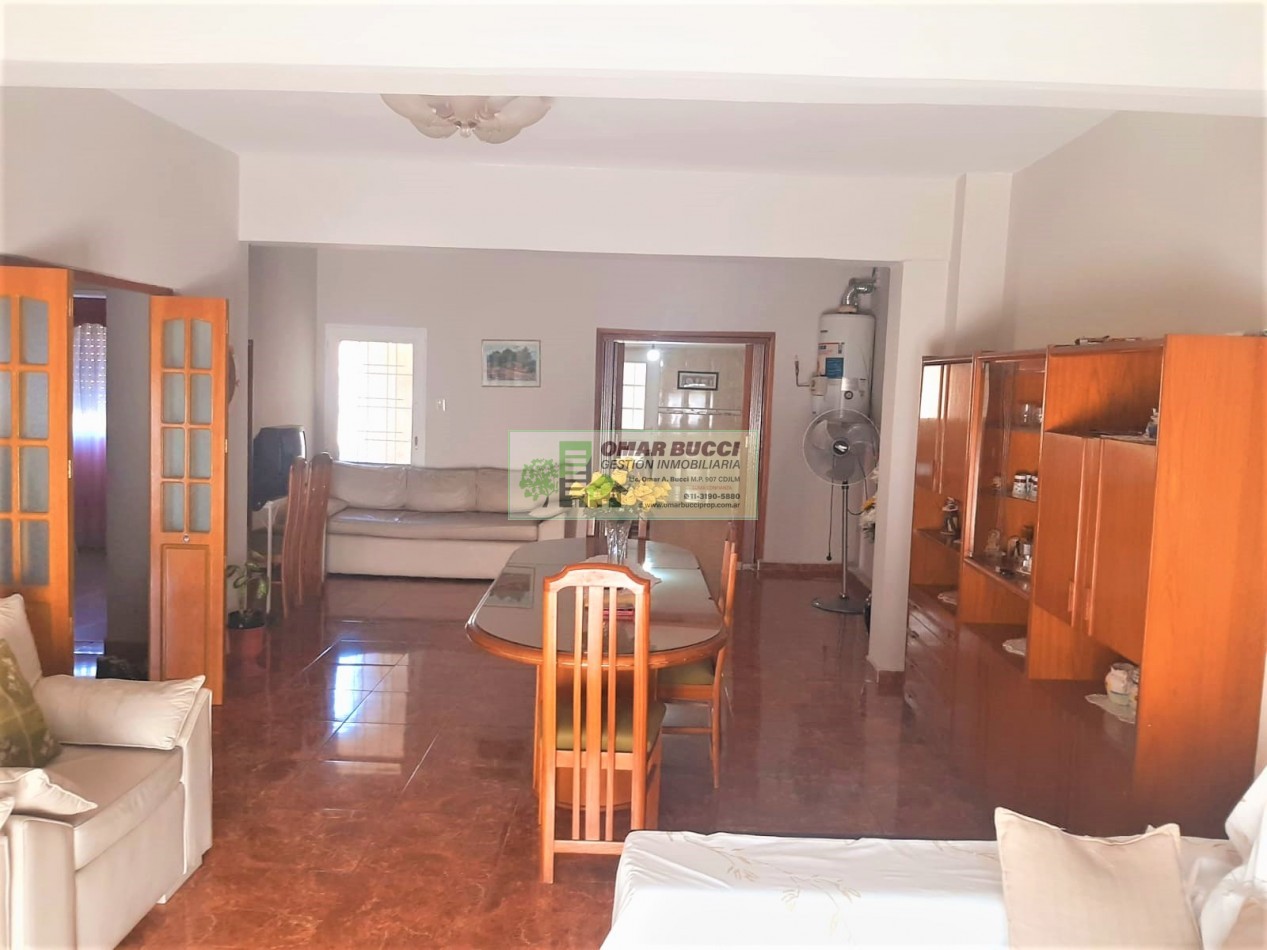 CASA de 4 AMBIENTES, MAS DOS LOCALES, MAS LOTE, EN VILLA LUZURIAGA