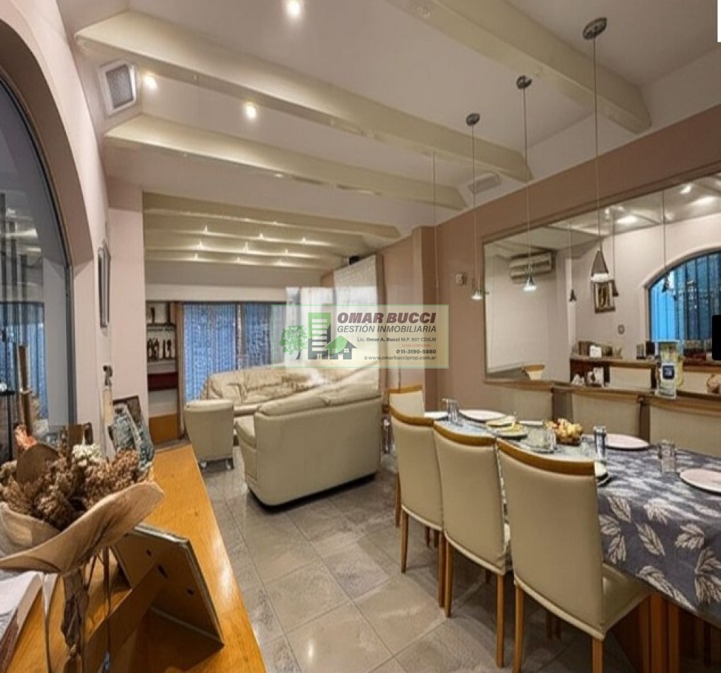 Casa de 7 ambientes con cochera para dos autos, patio, pileta y quincho P/50 personas.