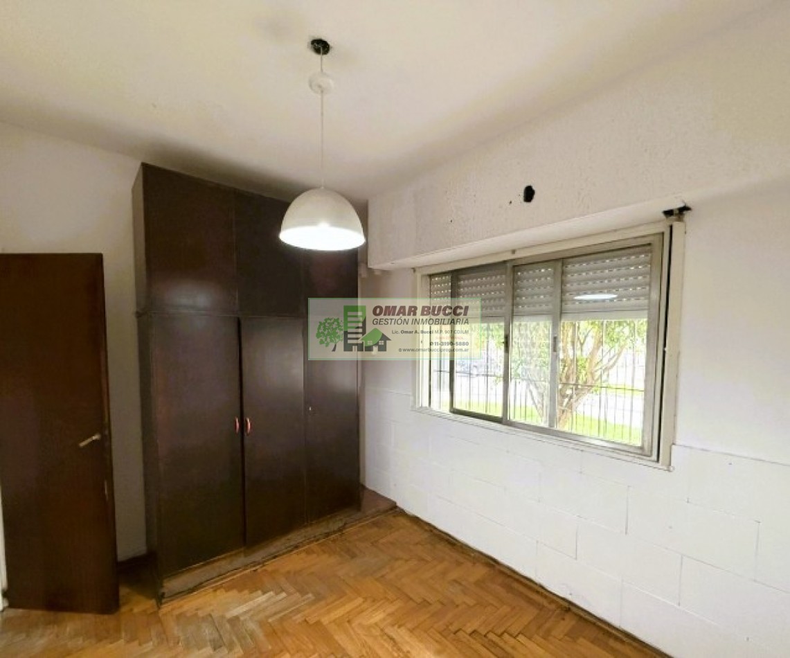 Casa de 4 ambientes con cochera y fondo libre en Ramos Mejia