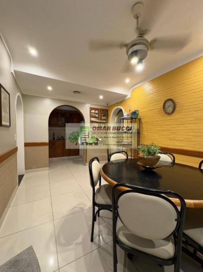 Casa de 7 ambientes con cochera para dos autos, patio, pileta y quincho P/50 personas.