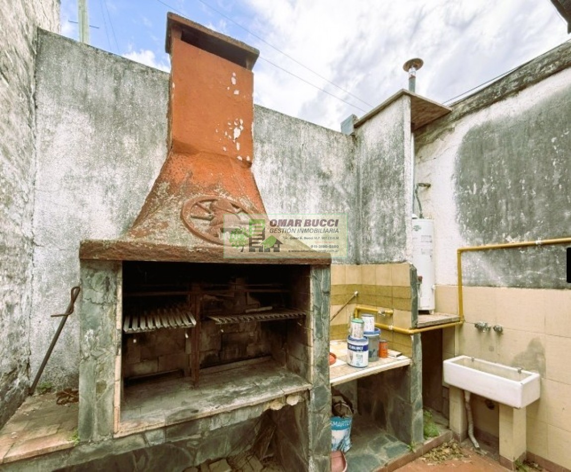 Casa de 4 ambientes con cochera y fondo libre en Ramos Mejia