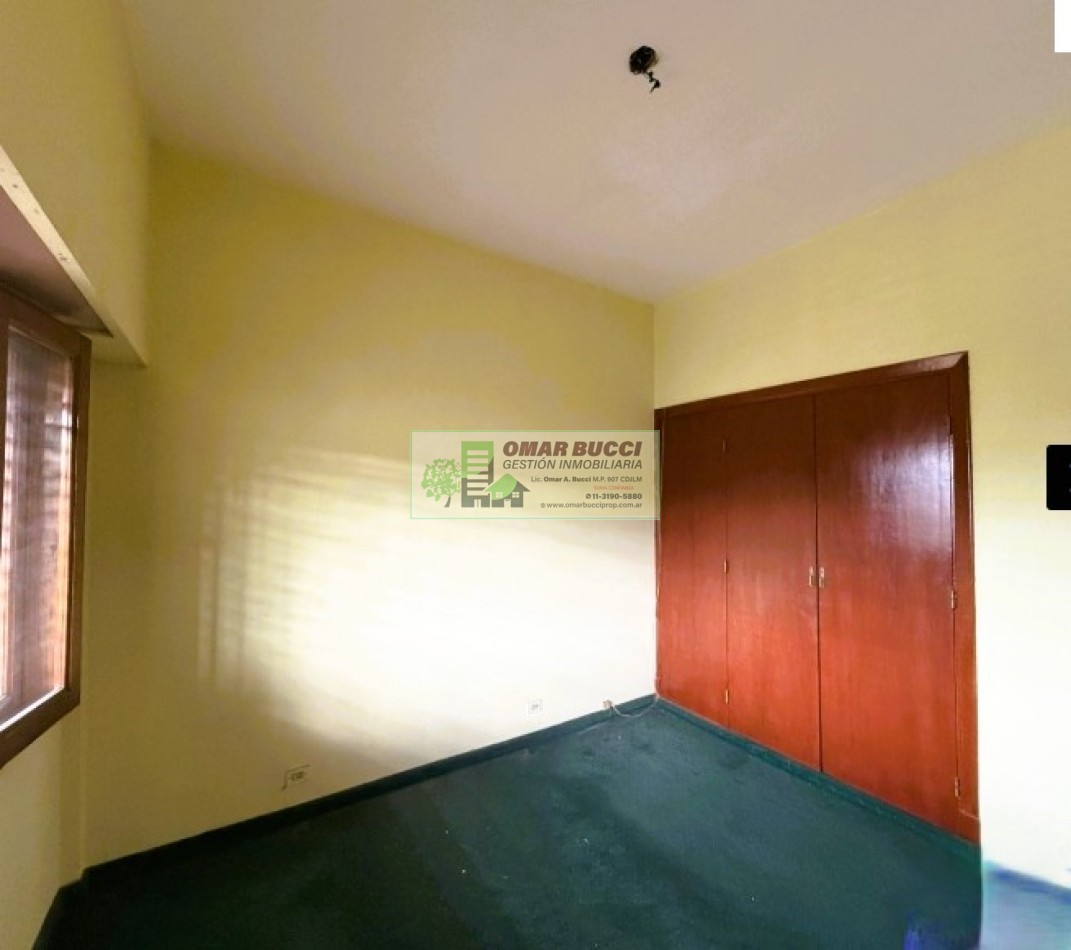 Casa de 4 dormitorios, cochera, jardin, parrilla y un quincho en Ramos Mejia