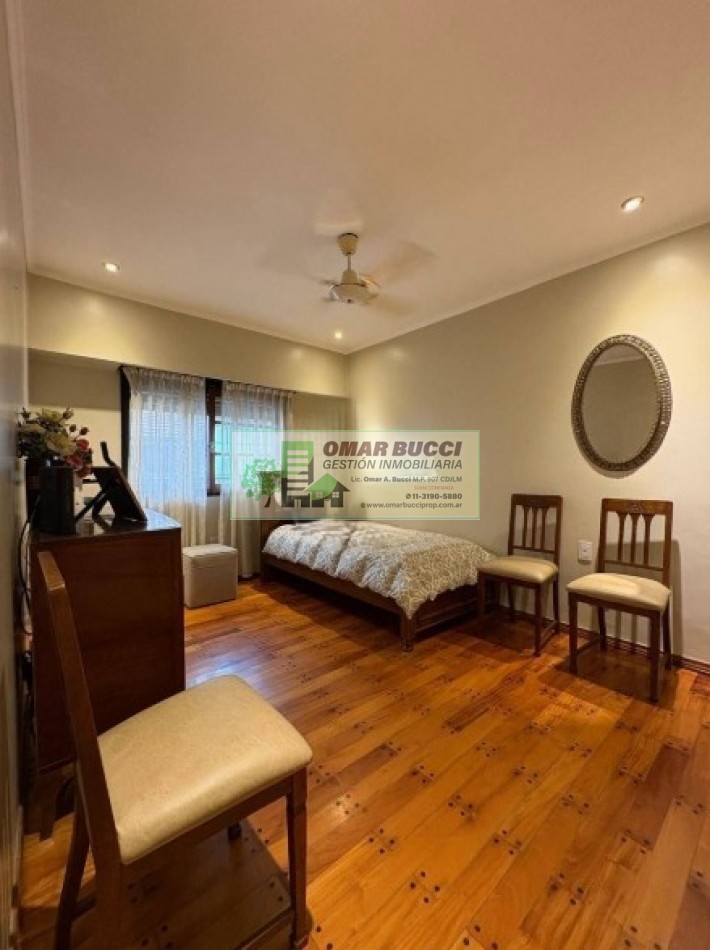 Casa de 7 ambientes con cochera para dos autos, patio, pileta y quincho P/50 personas.