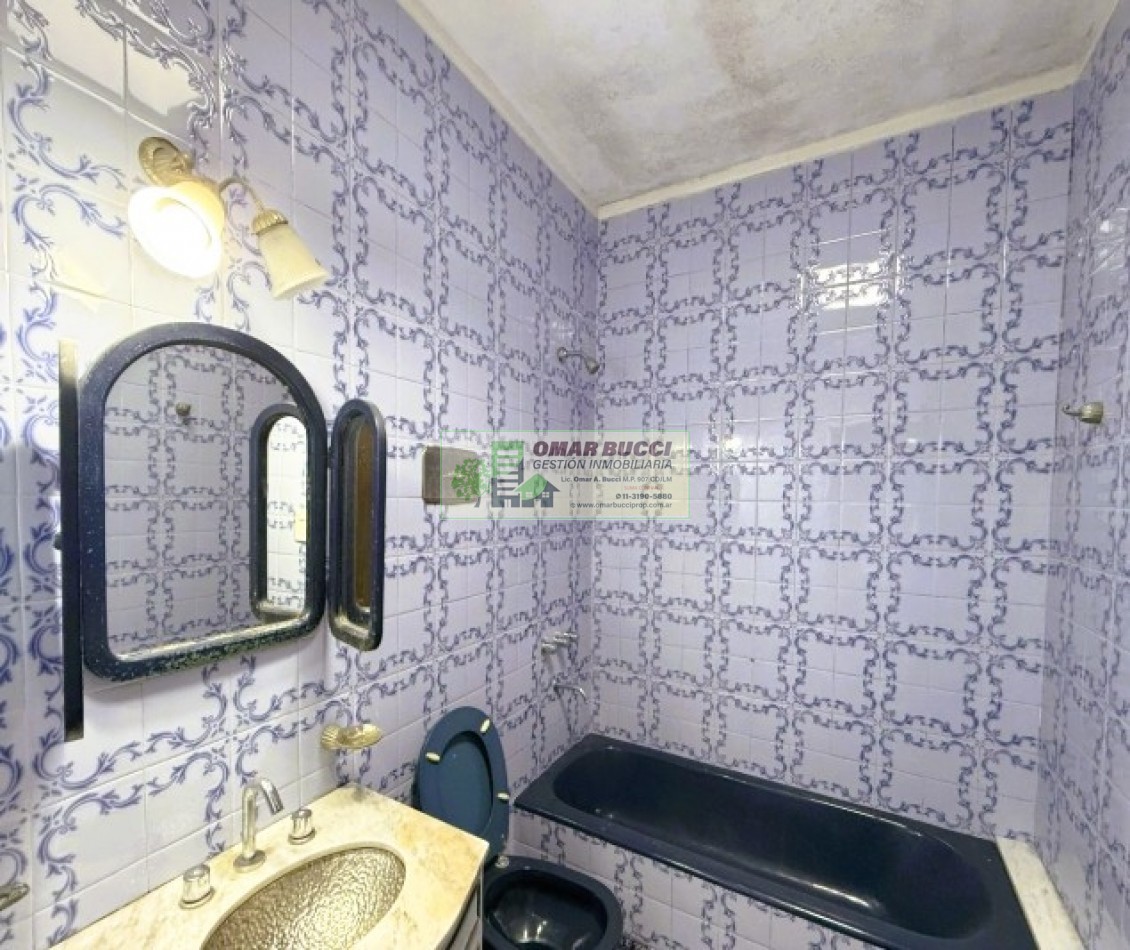 Casa de 4 ambientes con cochera y fondo libre en Ramos Mejia