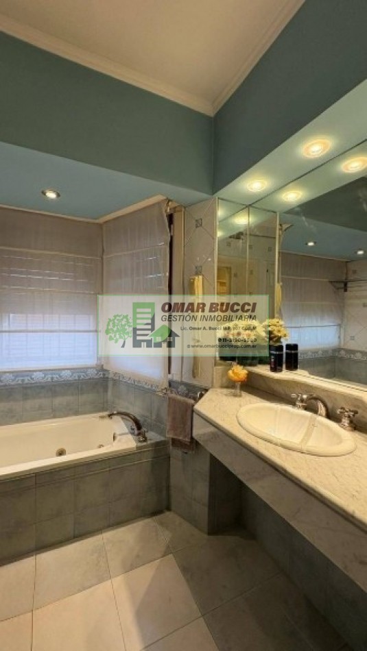 Casa de 7 ambientes con cochera para dos autos, patio, pileta y quincho P/50 personas.