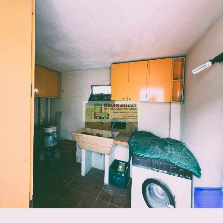 Casa de 4 dormitorios, cochera, jardin, parrilla y un quincho en Ramos Mejia