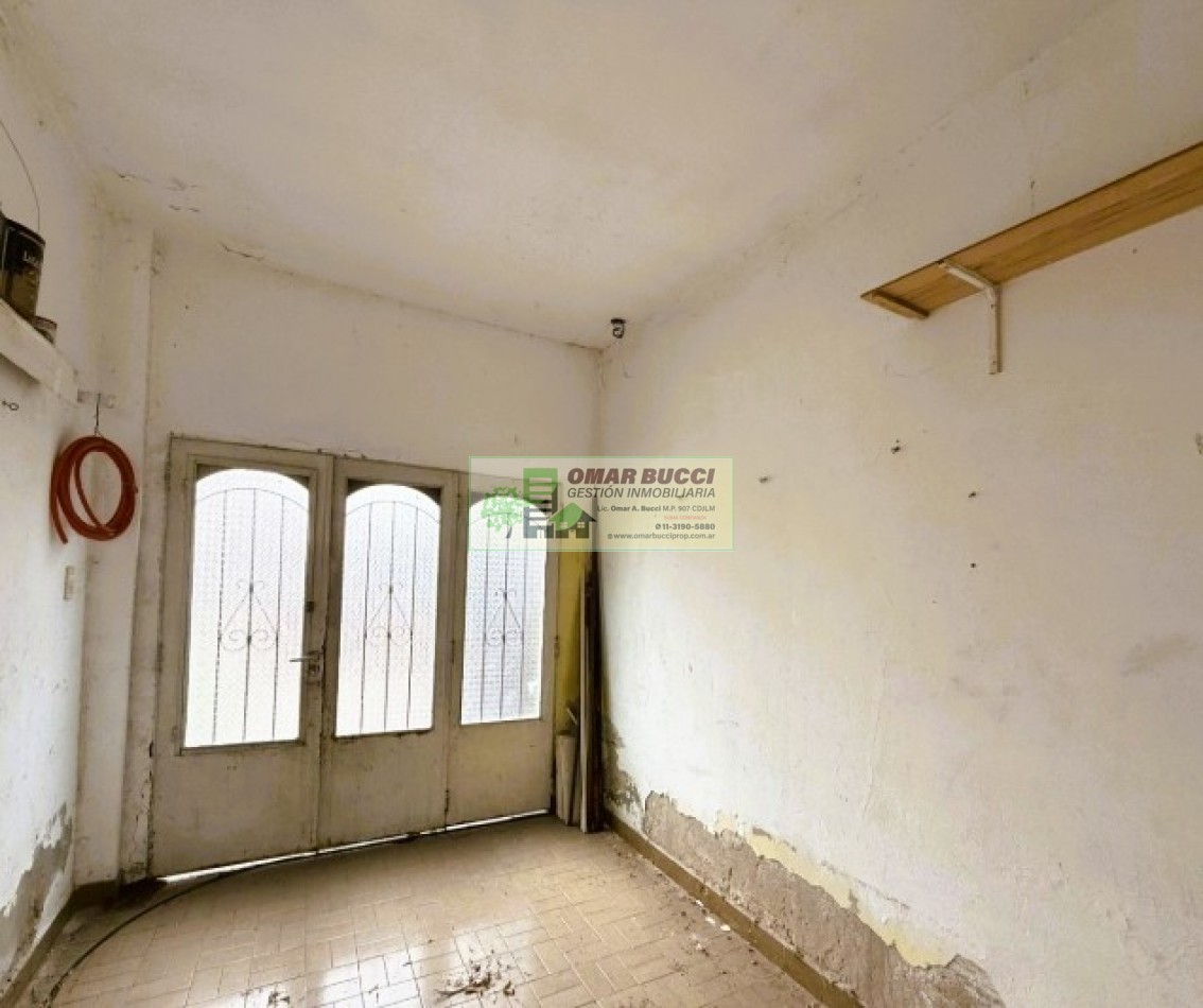 Casa de 4 ambientes con cochera y fondo libre en Ramos Mejia