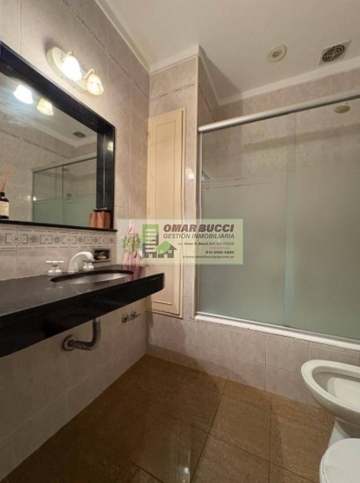 Casa de 7 ambientes con cochera para dos autos, patio, pileta y quincho P/50 personas.