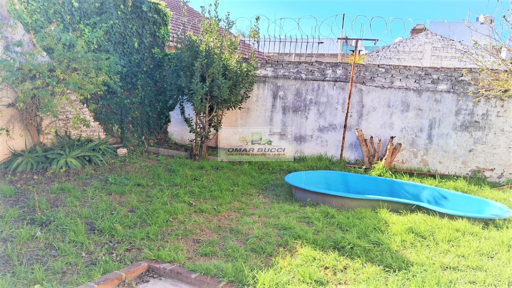 Casa en linda zona de Villa Luzuriaga, de tres ambientes sobre lote propio.