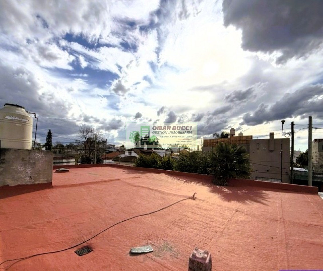 Casa de 4 ambientes con cochera y fondo libre en Ramos Mejia