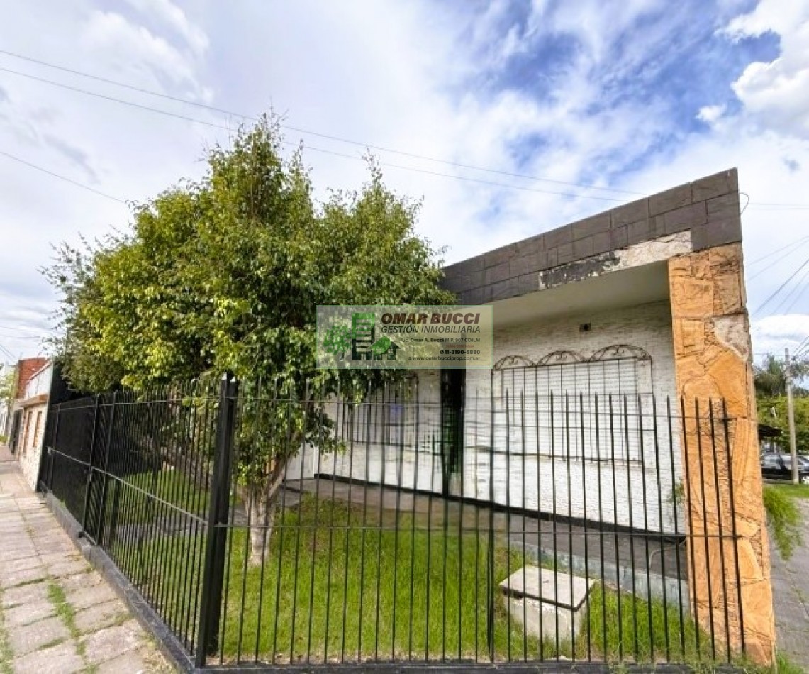 Casa de 4 ambientes con cochera y fondo libre en Ramos Mejia