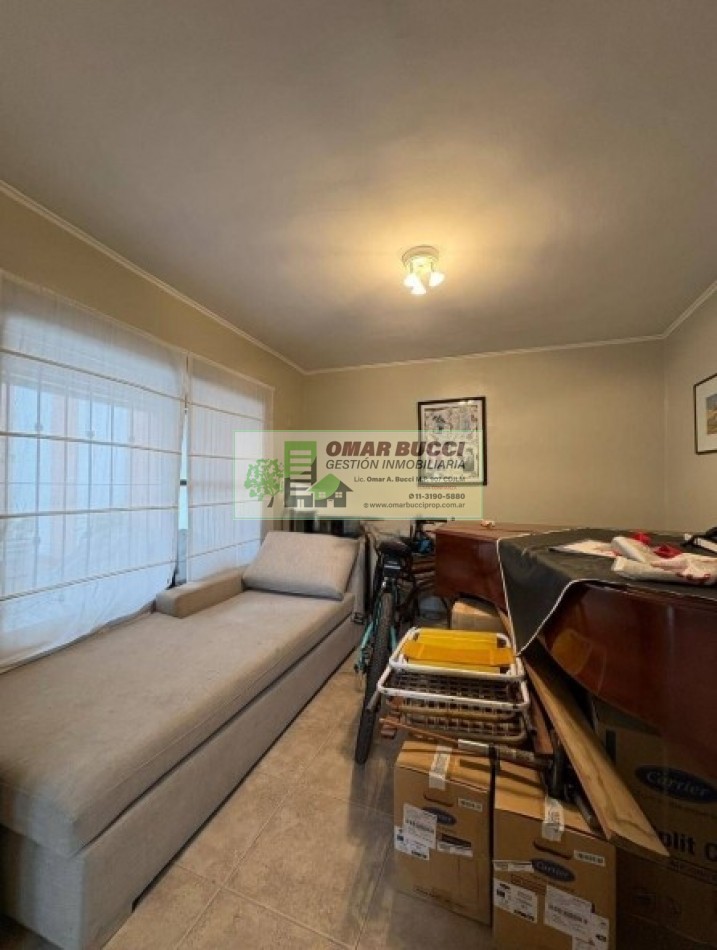 Casa de 7 ambientes con cochera para dos autos, patio, pileta y quincho P/50 personas.