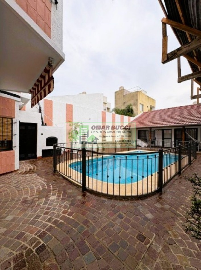 Casa de 7 ambientes con cochera para dos autos, patio, pileta y quincho P/50 personas.