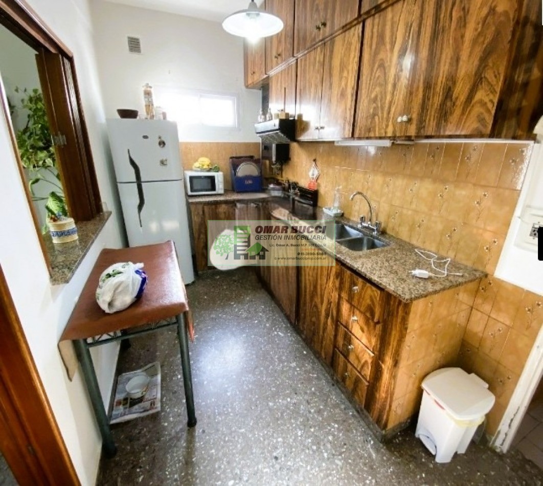 CASA DE 4 AMBIENTES EN LA TABLADA, CON COCHERA PARA DOS AUTOS