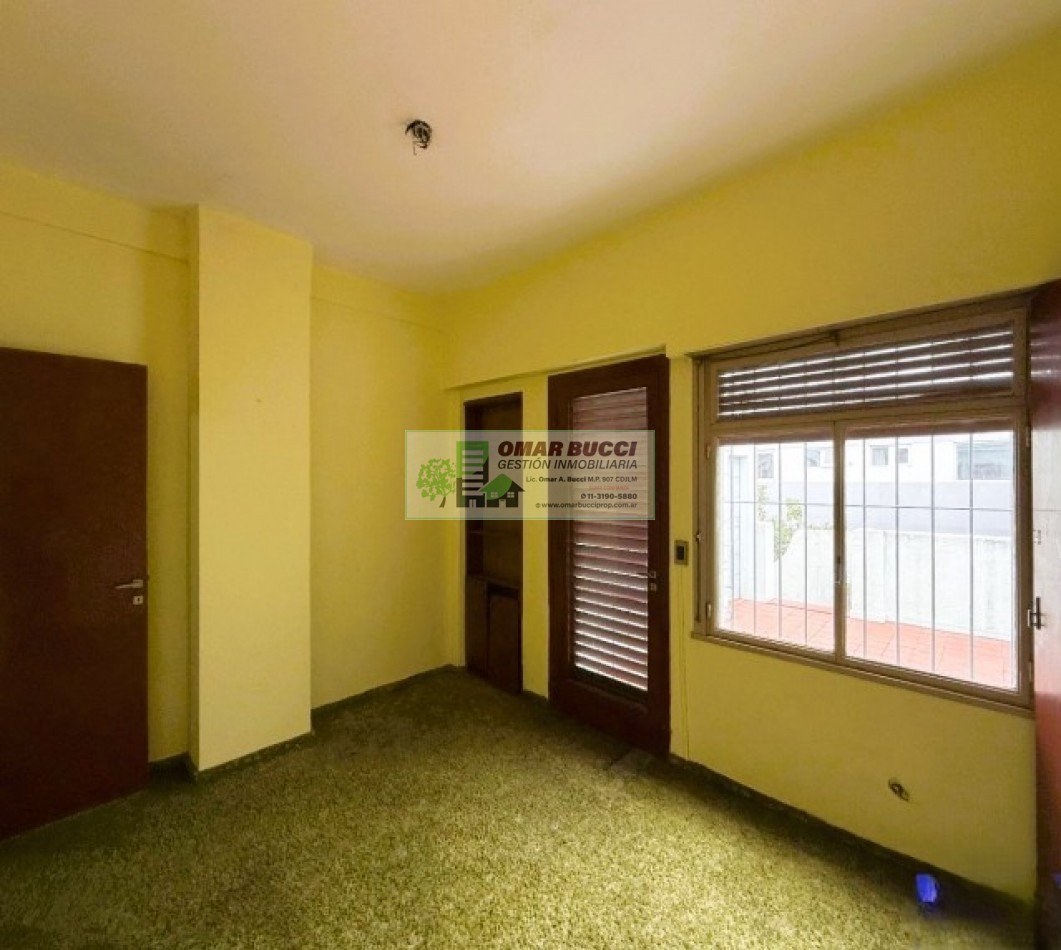 Casa de 4 dormitorios, cochera, jardin, parrilla y un quincho en Ramos Mejia