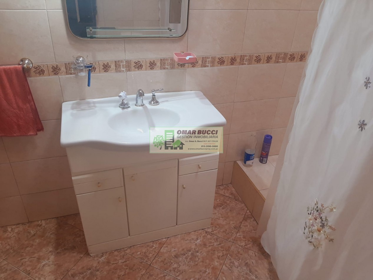 CASA de 4 AMBIENTES, MAS DOS LOCALES, MAS LOTE, EN VILLA LUZURIAGA