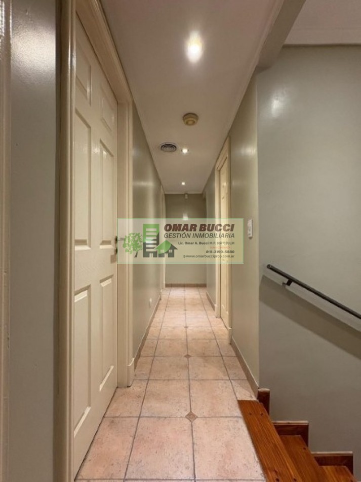 Casa de 7 ambientes con cochera para dos autos, patio, pileta y quincho P/50 personas.