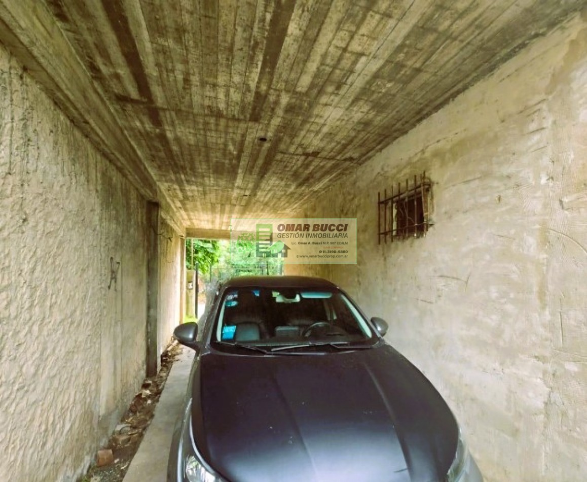 Casa con doble cochera y mucho potencial en Isidro Casanova